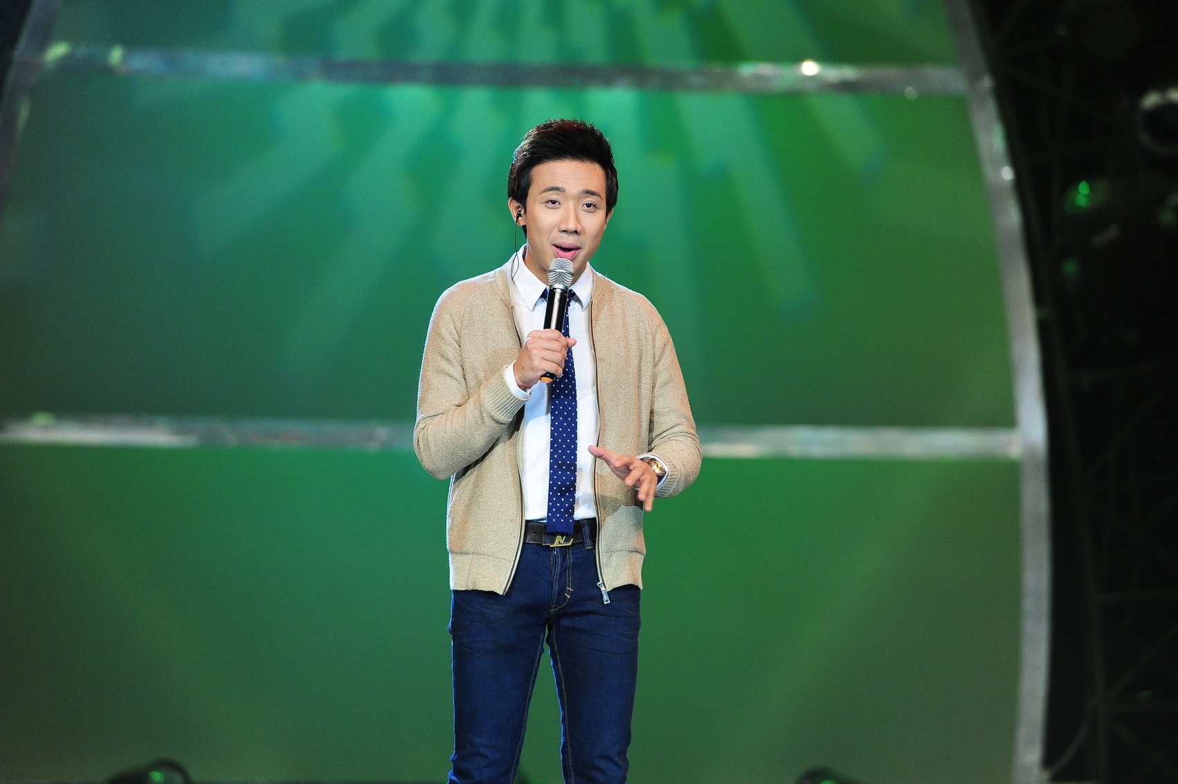 Tại trường quay, những ai có mặt ở nhà thi đấu Maximark, TP.HCM đều trong tình trạng “căng như sợi dây đàn”, lo sợ theo giây phút công bố của Trấn Thành.