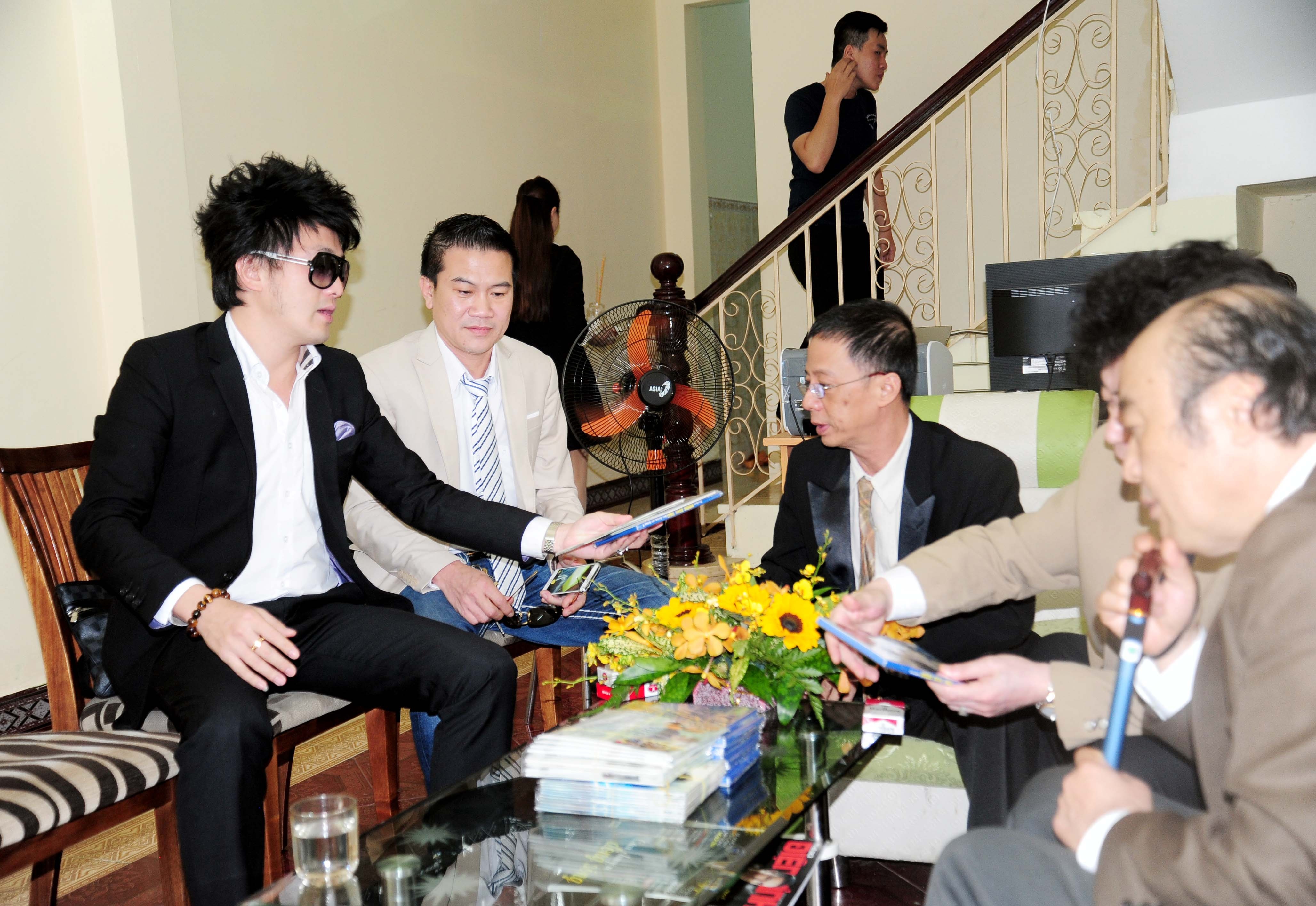 Dương Ngọc Thái ký kết với đại diện Nhật Bản.