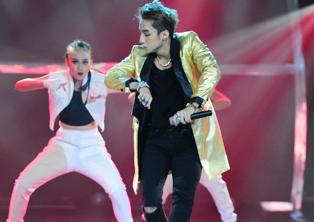 Son Tung M-TP gay tranh cai khi hat tren song truc tiep hinh anh