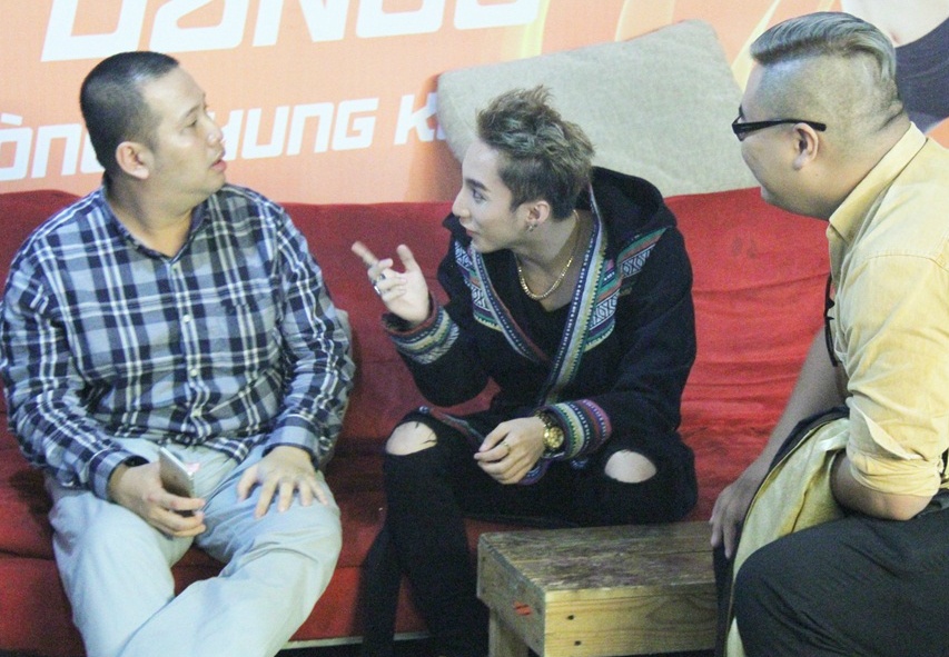 Quang Huy dua Son Tung M-TP di dien sau vu cam van hinh anh