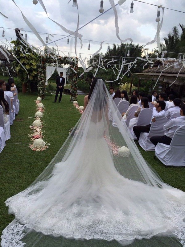 Ngoài ra, phải kể đến đây là MV đầu tiên tại Việt Nam được quay bằng máy Red Dragon chất lượng 6K. Nếu như trước đây một số MV của các ca sĩ Việt đã chạm đến ngưỡng 4K thì Thủy Tiên được xem như ca sĩ tiên phong, chơi trội hơn hẳn về mặt kỹ thuật. 