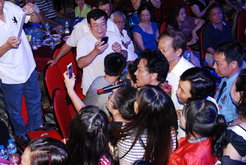 Mặc dù không còn trẻ để vùng vẫy với âm nhạc nhưng trước tình yêu mến của khán giả miền Tây, Chế Linh ở lại đến 12h đêm để tâm tình với người hâm mộ bằng những ca khúc ghi dấu tên tuổi của mình.