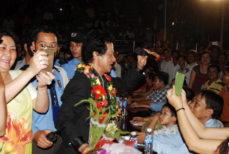 Mọi người vây quanh giọng ca Thói đời vì ngưỡng mộ giọng hát không tuổi của ông và vì muốn được chiêm ngưỡng danh ca đình đám một thời.