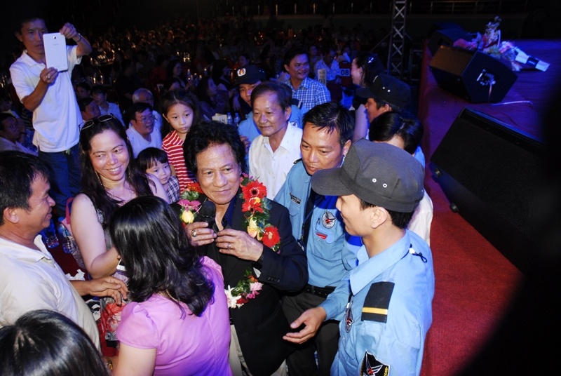 Chế Linh và nhiều nghệ sĩ khác ngập ngụa trong những bó hoa tươi thắm và vòng tay ân tình của khán giả. 