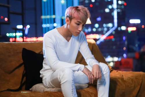 Một lần nữa Sơn Tùng M-TP lại làm dậy sóng đời sống âm nhạc khi ca khúc Chắc ai đó sẽ về - nhạc phim Chàng trai năm ấy do nam ca sĩ điển trai sáng tác lại vướng phải scandal đạo nhạc. Sau khi viết lại beat, anh tung MV Chắc ai đó sẽ về và lập  tức thu về những thành công vượt ngoài mong đợi. Chỉ trong một ngày, MV mới của Sơn Tùng M-TP cán mốc 2 triệu lượt xem và fan của nam ca sĩ đang hy vọng sẽ vượt qua kỷ lục trong MV Em của ngày hôm qua. Với sức nóng của Sơn Tùng hiện tại, điều này không quá khó để giọng ca trẻ lập nên những kỷ lục ngoạn mục.