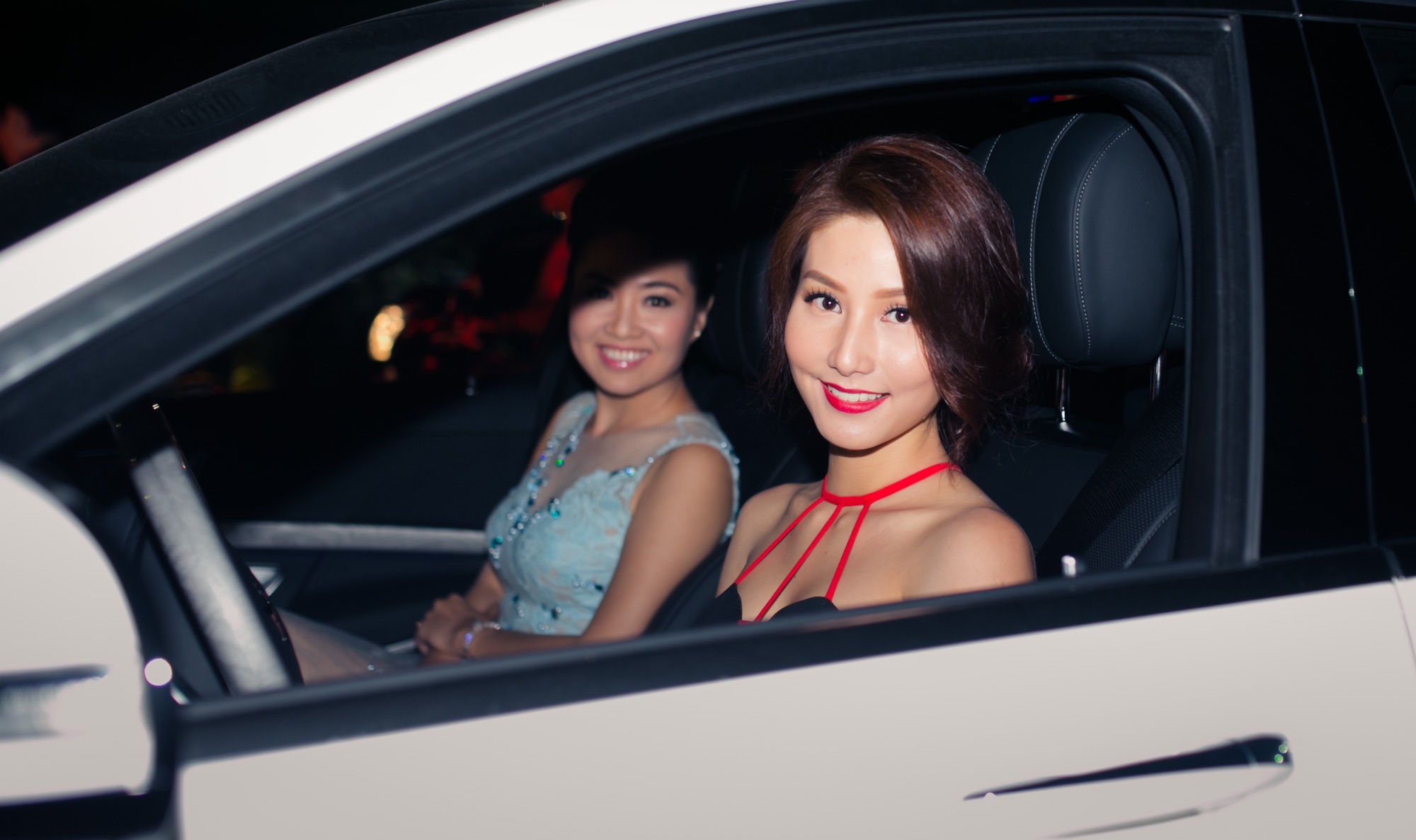 Diễm My 9X nổi bật với đầm dạ hội quyến rũ, dù không hở táo bạo như mọi khi nhưng cũng đủ giúp cô khoe những đường cong mỹ miều. Càng ngày chân dài xinh đẹp càng xây dựng cho mình phong cách sexy. Cô cũng không ngần ngại khoe thân trong những cảnh nóng bỏng.