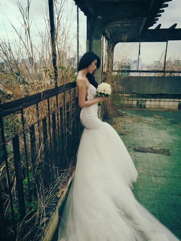 Trong MV Happy Wedding vừa phát hành, Thủy Tiên đã gây choáng khi diện váy cưới có giá trị lên đến nửa tỷ đồng. Việc nữ ca sĩ xinh đẹp chi mạnh cho trang phục cũng là điều dễ hiểu vì MV này đánh dấu bước ngoặt của 2 vợ chồng Thủy Tiên. Sau đám cưới “nháp” trong MV, vào 27/12, cô và Công Vinh sẽ tổ chức đám cưới sau 6 năm gắn bó với nhau. Bộ váy cưới này được Thủy Tiên chăm chút cẩn thận và một lần nữa cô lại mặc váy cưới sang trọng này trong bộ ảnh cưới.