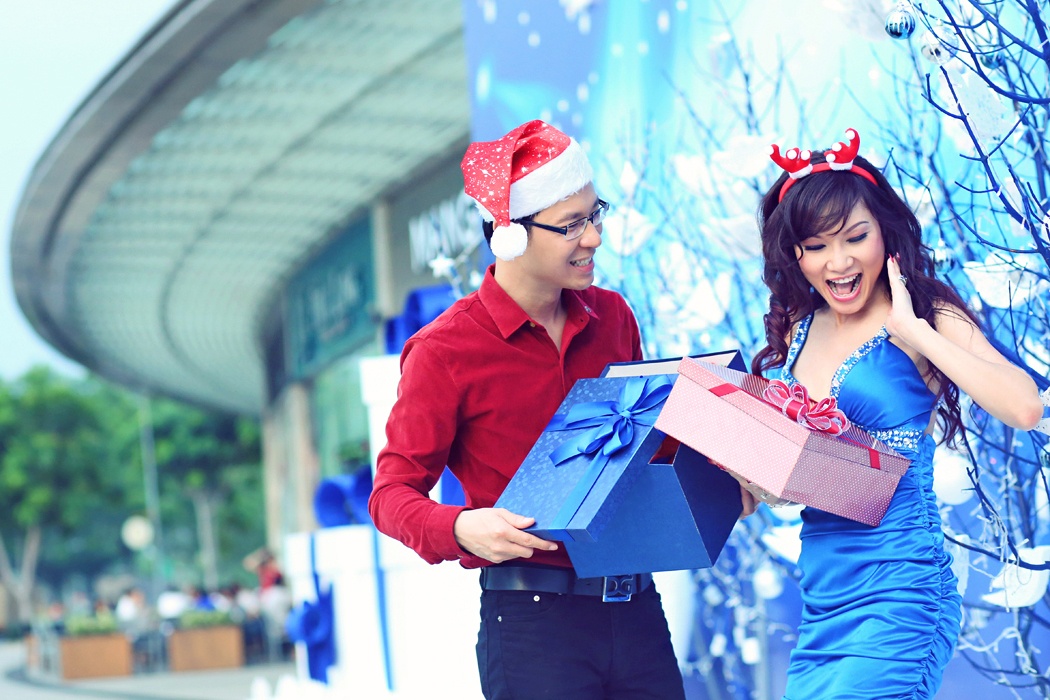 MC Anh Quan hon ho nhan qua cua nguoi tinh tin don hinh anh