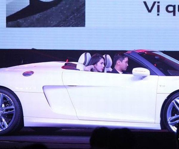 Góp mặt trong một sự kiện với vai trò ca sĩ khách mời, Thủy Tiên đã trình diễn bản hit Kiss Me. Ngay khi xuất hiện trên sân khấu, Thủy Tiên đã gây bất ngờ khi mặc bộ đầm màu bạc sexy và ngồi trên một chiếc xe hơi màu trắng vô cùng sang trọng.