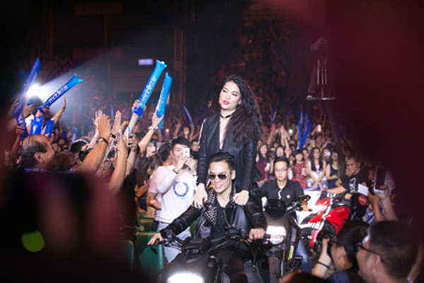 Sau thành công tại các phòng vé, dàn diễn viên Hương Ga đã đêm nhạc Hương Ga DJ Party tri ân khán giả tại Đà Nẵng, TP.HCM và Cần Thơ. Một trong những điểm nhấn của các đêm diễn chính là chi tiết “bà trùm Hương Ga