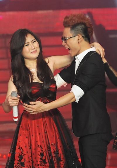 Sau khi đăng quang The Voice mùa đầu tiên, Hương Tràm lại xảy ra xích mích với HLV Thu Minh. Giọng ca Yêu mình anh chia sẻ, sau cuộc thi, nữ ca sĩ xinh đẹp đã cắt đứt liên lạc với cô trong khi Trúc Nhân luôn đồng hành cùng HLV trong nhiều dự án. Khi bị Thu Minh tố vô ơn, Hương Tràm cũng bức xúc tố ngược lại nam ca sĩ Đông mới là người 2 mặt, đã chia rẽ tình cảm của mọi người dưới vỏ bọc người tử tế.