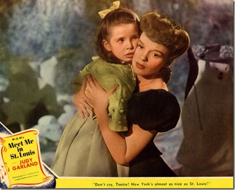 Judy Garland (phải) vai người mẹ hát cho con gái trong phim Meet Me in St. Louis (1944).