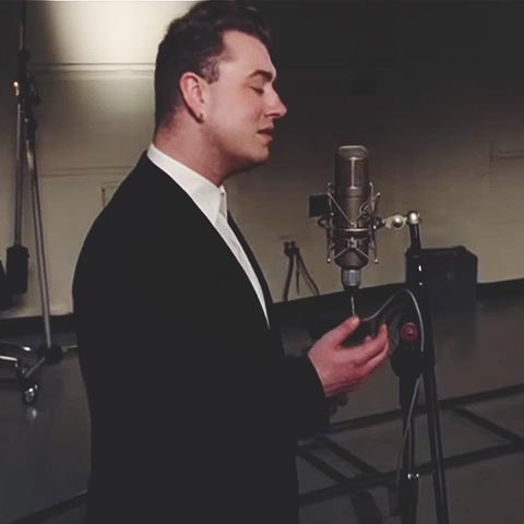 Sam Smith trong MV Have Yourself A Merry Little Christmas.