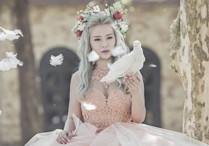 Mi-A bi phi cong tre phu tinh trong MV moi hinh anh