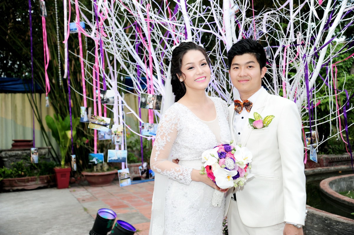 Khi buổi tiệc kết thúc nhiều khán giả vẫn chưa chịu về, họ nán lại sảnh tiệc để được chụp ảnh với cô dâu và chú rể. Nhưng do lượng khách quá đông và không khí ngột ngạt khiến cho Nhật Kim Anh bị choáng và suýt xỉu.