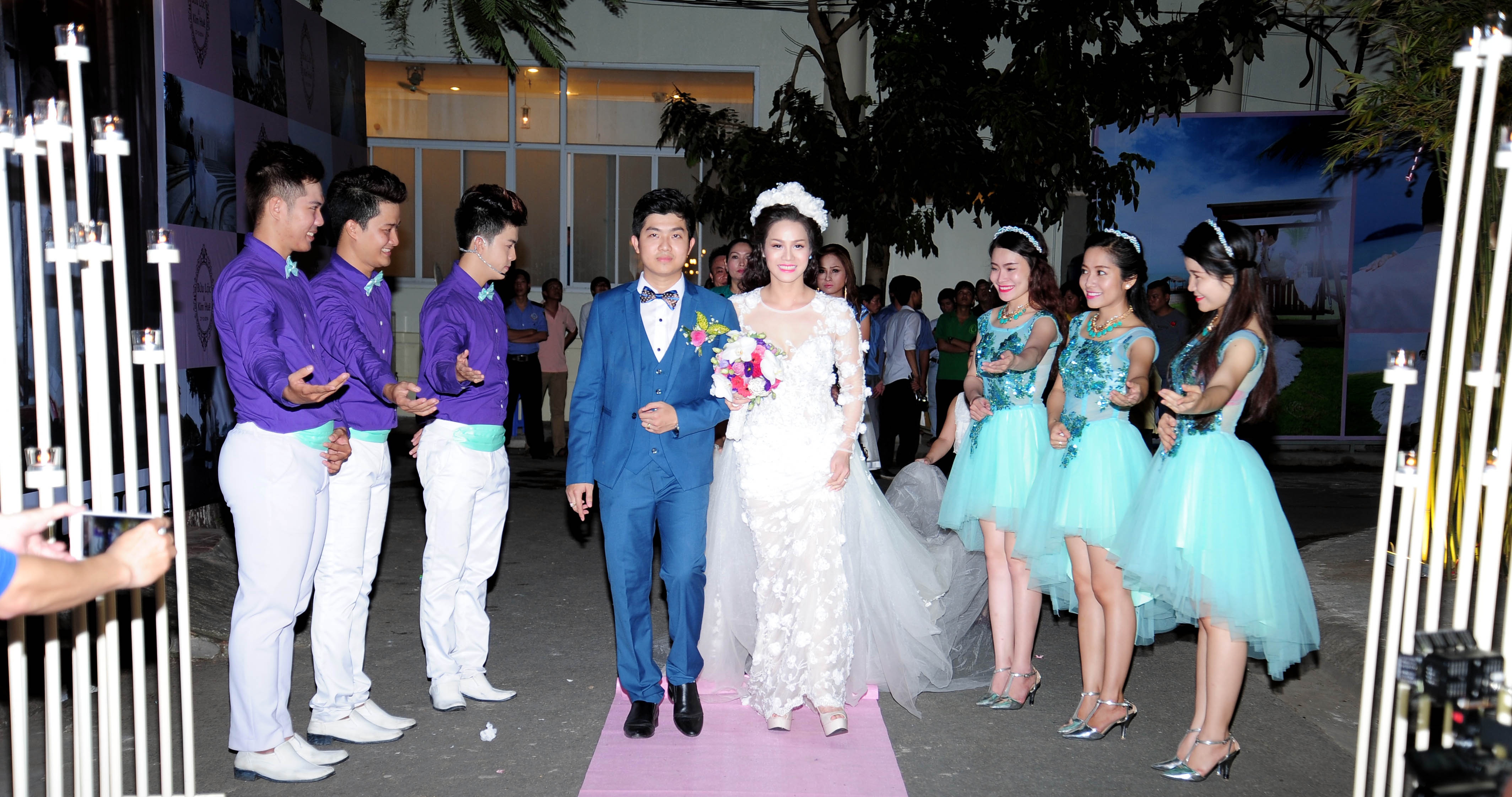 Ngoài ra, hai vợ chồng Nhật Kim Anh còn lên sân khấu tham gia trò chơi thử thách nuôi dạy con cái bằng cách đút bánh kem cho nhau ăn. 