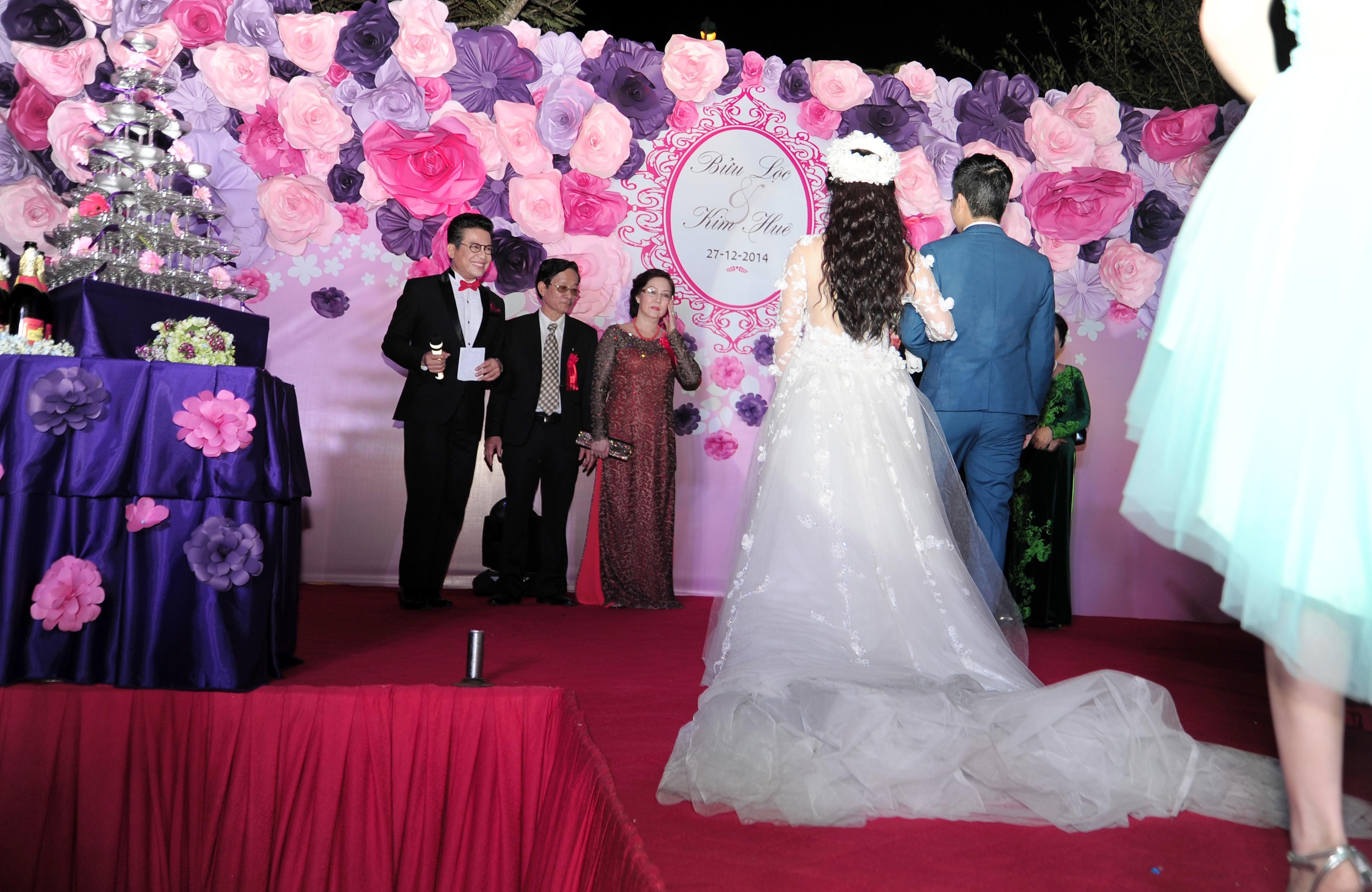 Ngoài tiền mừng, vợ chồng Nhật Kim Anh còn được tặng những phần quà độc như bộ nữ trang vàng 24k được thiết kế riêng, bộ sê-ri tiền USD còn nguyên tờ lớn…