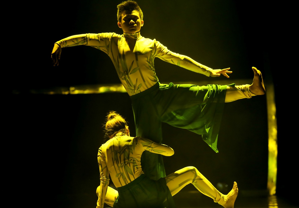 Pham Lich bung be vu cong nam mot cach gon nhe hinh anh