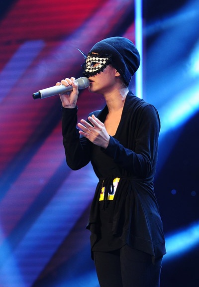 Nữ ca sĩ Anh Thúy trên sân khấu 