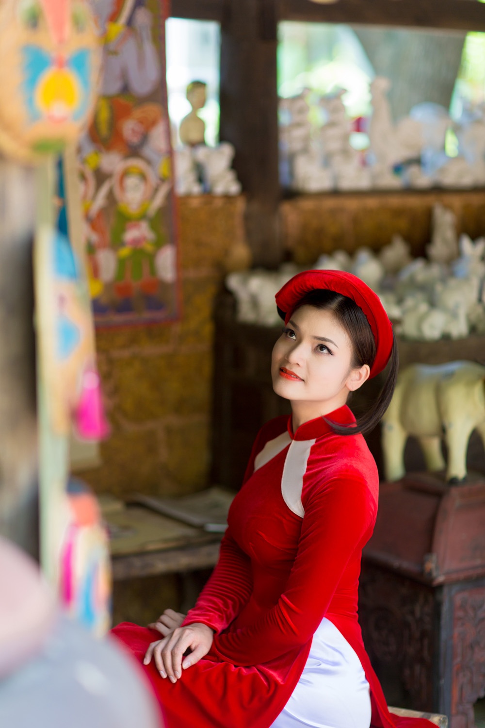 Hết đứng lại ngồi viết về tình yêu đôi lứa. Bài hát sử dụng chất liệu ca trù nhằm nhấn nhá ý tứ yêu đương, những mong ngóng chờ trông, nôn nao thương nhớ, đợi chờ ngổn ngang...