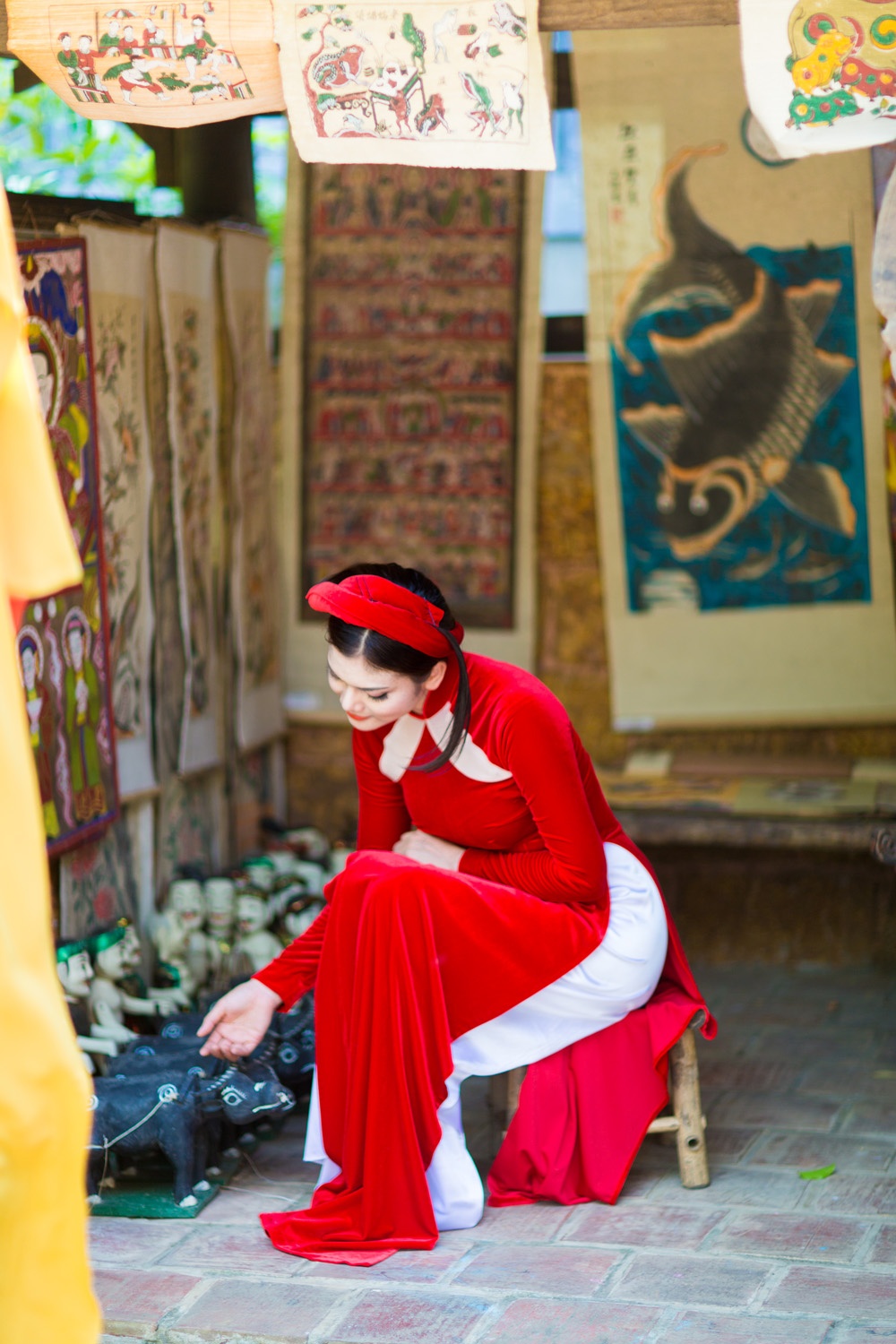 Với ca khúc này, đạo diễn Phạm Đông Hồng xây dựng câu chuyện cũng đậm chất ca trù, với hình ảnh người vợ trẻ ngày đêm vò võ mong ngóng chồng, còn người chồng lại mê đắm tiếng hát cô đầu, chẳng đoái hoài gì đến người vợ.