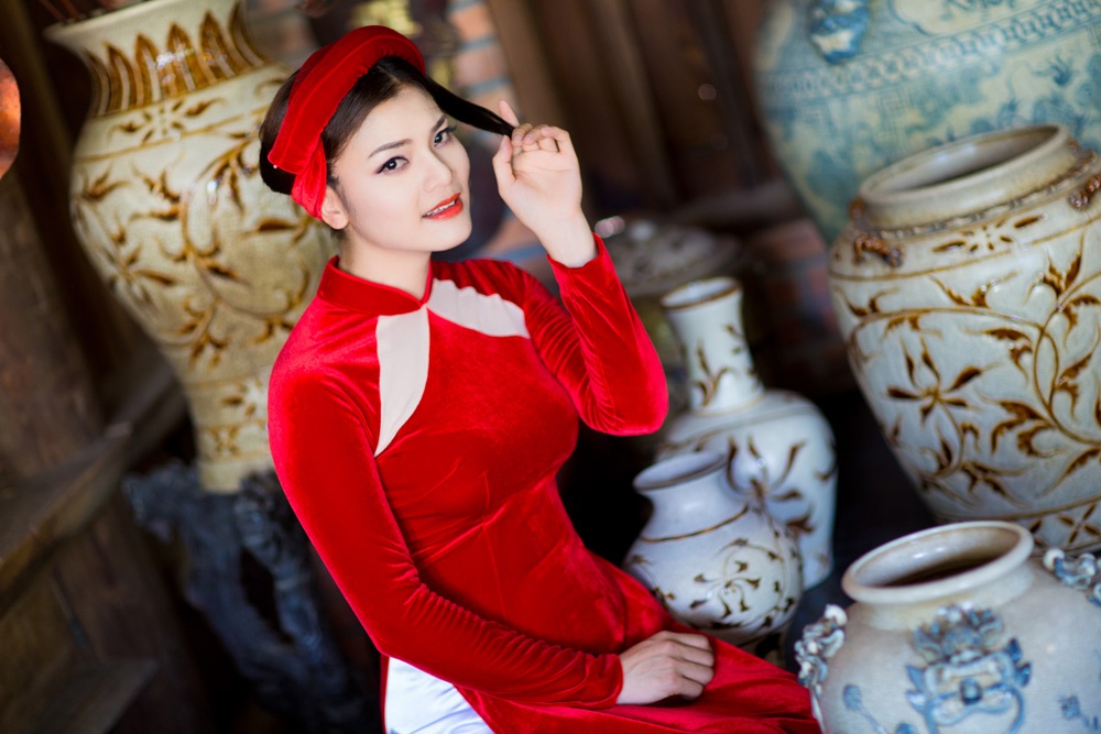 Toàn bộ bối cảnh của MV cũng đưa người xem trở về với những góc phố Hà Nội xưa trầm mặc, cổ kính quen thuộc trong những bức tranh mà chúng ta thường thấy.