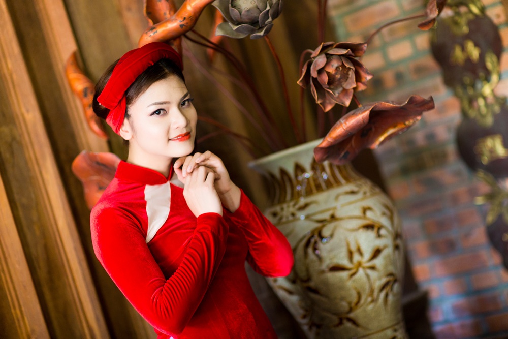 Đây cũng là hướng đi riêng biệt của cô so với các đồng nghiệp. Không chỉ là gương mặt ca sĩ dòng nhạc dân gian hiếm hoi, cô cũng được coi là một trong số khá ít người trẻ sáng tác dòng nhạc này.