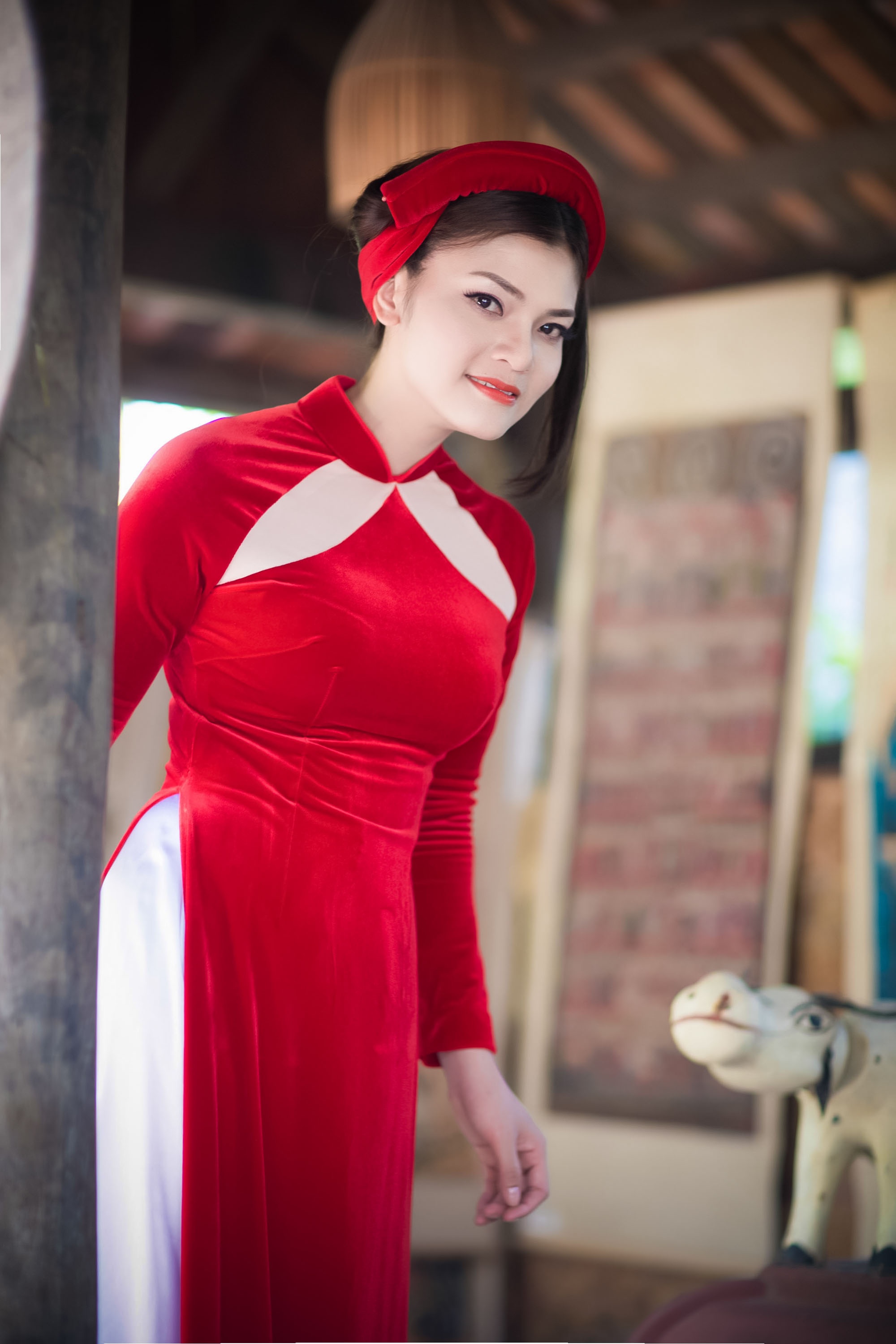 Ở đó có những buổi hát ả đào cùng người ca nữ ánh mắt lúng liếng say đắm cũng gợi nhớ về nét văn hoá ca trù xưa của người Tràng An quen mà lạ...