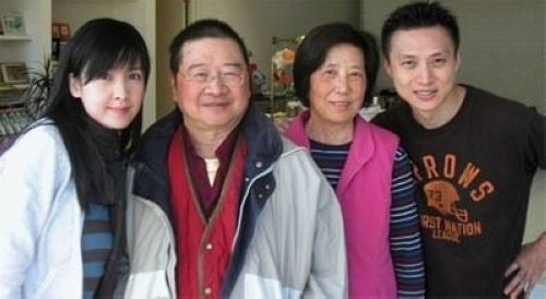 Châu Huệ Mẫn và gia đình chồng.