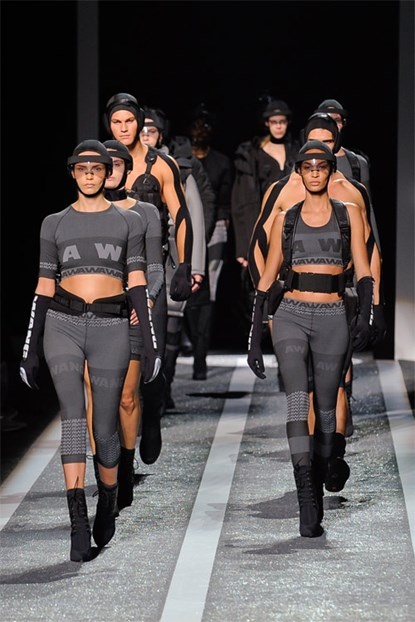 Bộ sưu tập H&M cho Alexander Wang trên sàn diễn.