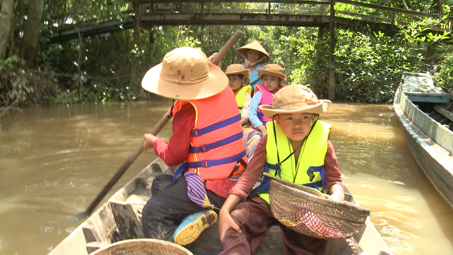 Nhanh chóng vượt qua nỗi sợ hãi có phù thủy và cá sấu hiện ra, Bờm, Bo, Suti và Tê Giác đều rất thích thú với công việc hái hoa và được chèo ghe đi giữa cù lao Mỹ Hòa Hưng.