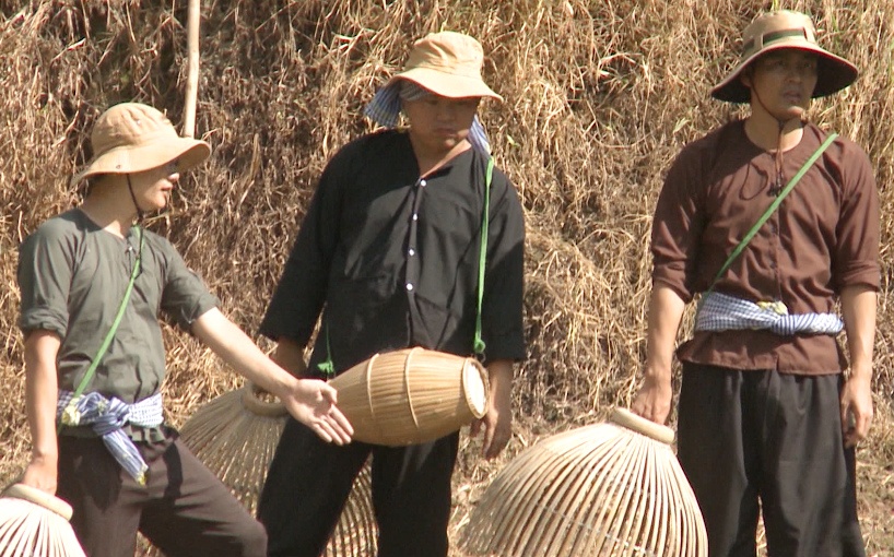 Hoang Bach tra dua khi bi Phan Anh che hoi nach hinh anh
