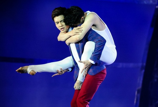 Chuyen tinh dong tinh lai gay sot Thu thach cung buoc nhay hinh anh