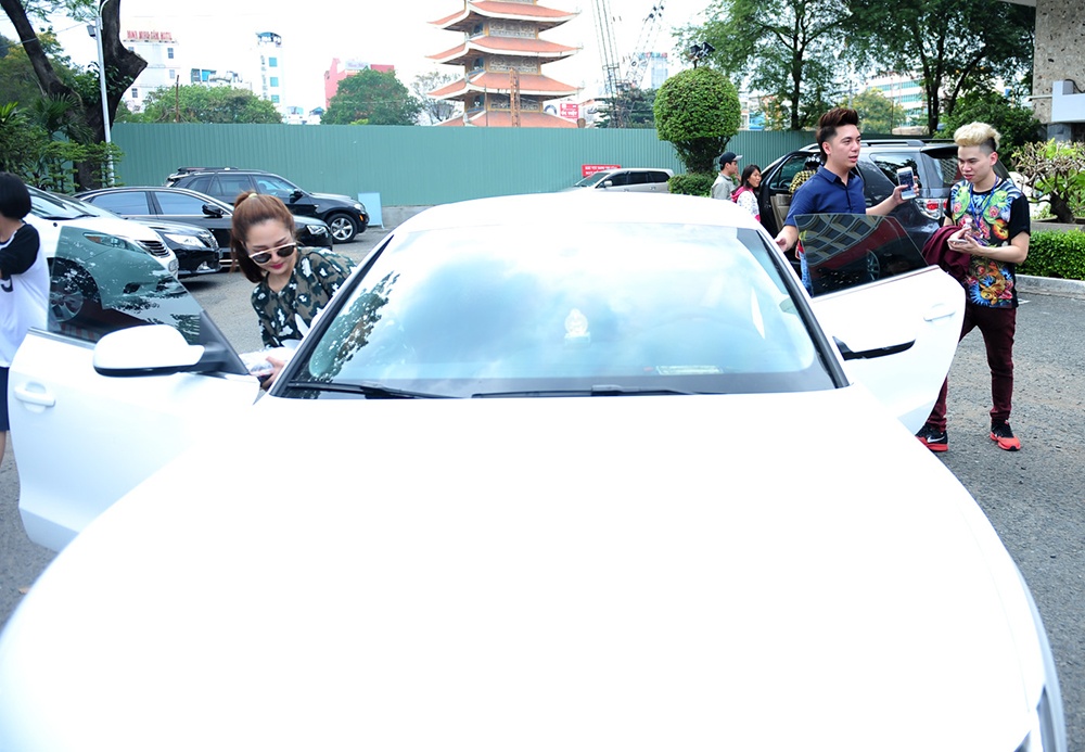 Cô cùng Hoàng Tôn và Minh Vương M4U có tiết mục vô cùng thú vị. Để bàn chi tiết cho phần biểu diễn độc đáo này, Bảo Anh lái xe đưa 2 nam ca sĩ về để tranh thủ trò chuyện, thêm thắt ý tưởng mới.