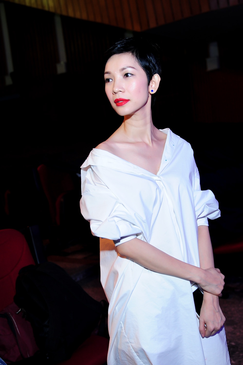 Siêu mẫu Xuân Lan cá tính với áo sơ mi phom dài.