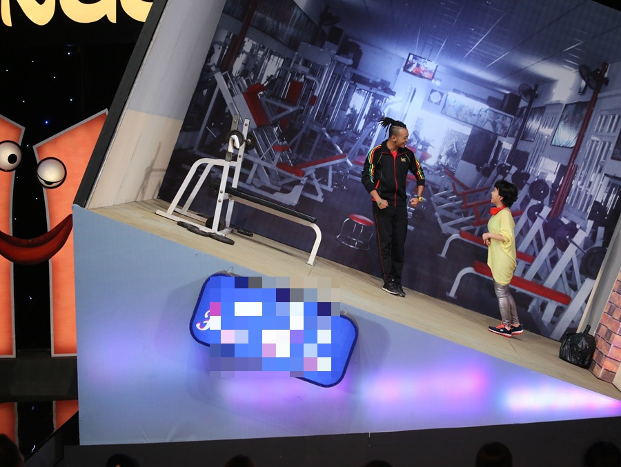 Hari Won trong một tình huống diễn trên sân khấu nghiêng cùng Trấn Thành và  Trường Giang cũng bị té đến trẹo cổ. Dù đau nhưng các nghệ sĩ lại rất thích thú vì mang đến sự mới mẻ để đáp ứng kỳ vọng của người xem.