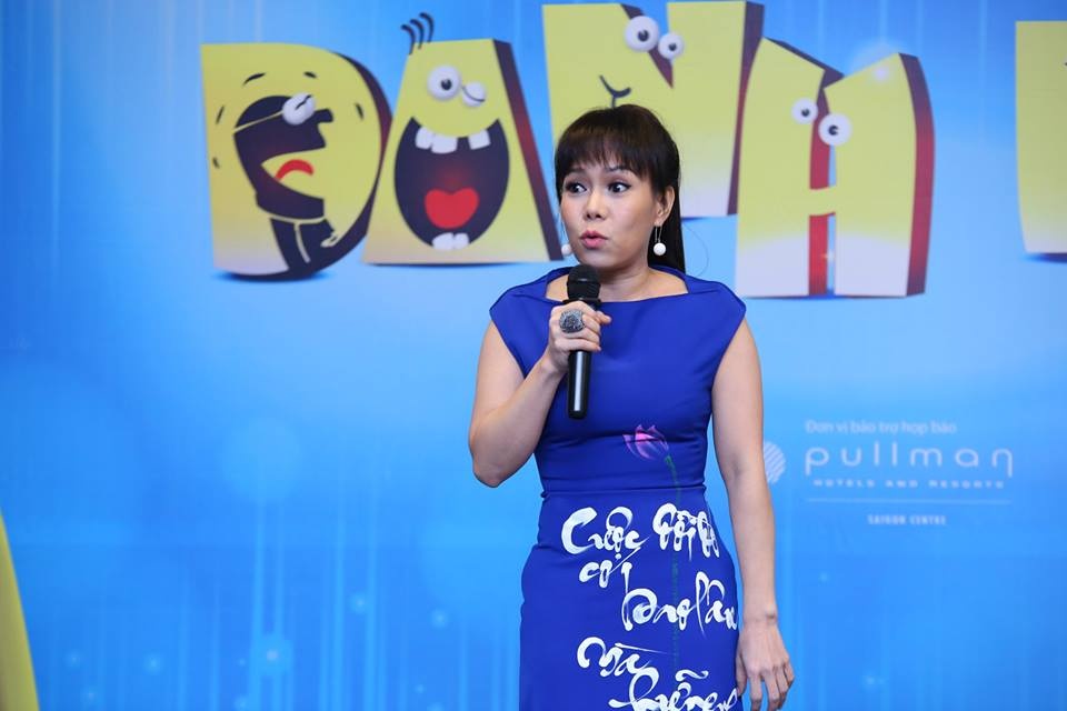 Việt Hương phát biểu hùng hồn: “Đừng tưởng ăn tiền của Đông Tây Promotion là dễ. Trước khi ký hợp đồng phải đọc kỹ mình làm những gì vì vô đó còn bắt nghệ sĩ múa lửa, múa cột, nhảy sexy…” Chia sẻ của nữ danh hài làm mọi người bật cười thích thú.