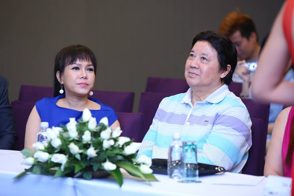 Trong buổi họp báo, Việt Hương “vô tư” vạch tội Chí Tài và công ty sản xuất chương trình. Nữ danh hài hải ngoại cho biết, thân hình 85 ký của Chí Tài mỗi lần đổ nhào xuống sân khấu đều lấy Việt Hương làm “bao cát” nên cơ thể của chị sau mỗi lần diễn đều bầm dập đến tội nghiệp. Dù vậy, Chí Tài vẫn rất sung sức, anh còn muốn năm sau được diễn nhiều hơn trên sân khấu nghiêng. Chưa hết, dù đã “che chắn” cơ thể rất kỹ lưỡng nhưng vì sân khấu nghiêng khiến mọi thứ nhào lộn nên vẫn bị “lộ hàng”.