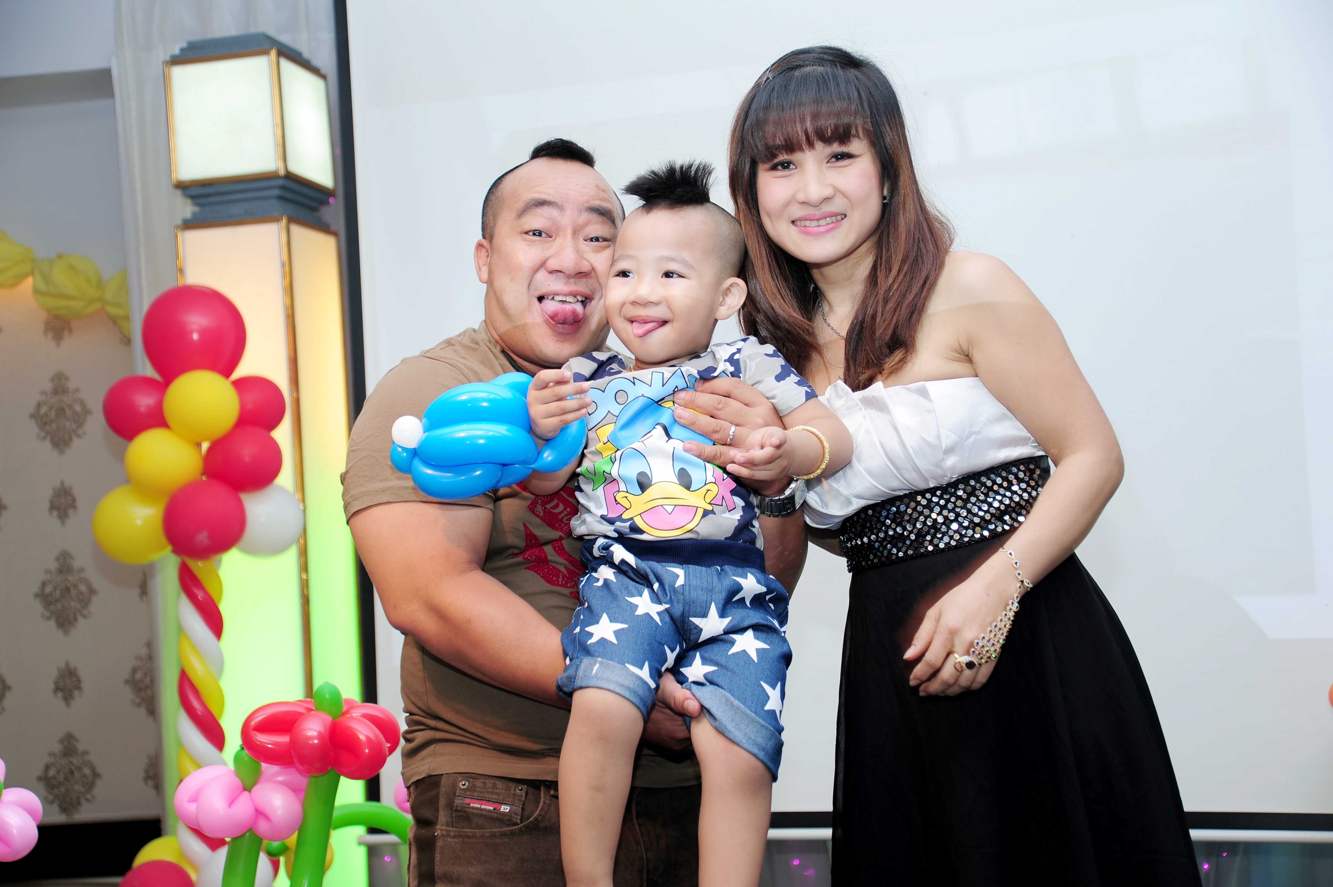 Vợ chồng Hiếu Hiền – Thùy Liên cho biết để chuẩn bị cho bữa tiệc này, cả hai đã mất nhiều ngày lên ý tưởng, tự tay trang trí mọi thứ như bong bóng, đồ chơi… để tạo không khí ấm cúng. Sân khấu cũng được thiết kế hoành tráng như  đám cưới.