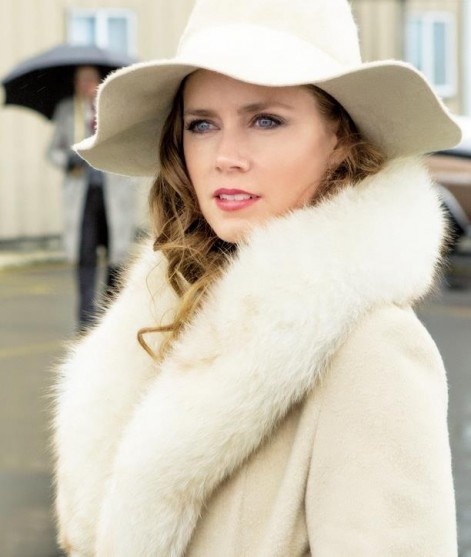 Khăn choàng lông thú là một trong những phụ kiện được Amy Adams diện thường xuyên. 