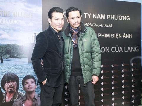 Trần Bảo Sơn (trái) và NSƯT Trung Anh trong buổi ra mắt phim Những người con của làng tại Hà Nội