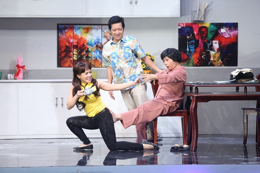 Tiểu phẩm nghiêng còn lại trong tập một do nghệ sĩ Việt Hương, Trường Giang, Phi Phụng trình diễn mang tên Chuyện gia đình. Trái ngược với tập hai, bối cảnh của tiết mục này ở cuộc sống thời hiện đại. Việt Hương vào vai người vợ thành đạt, ra xã hội giao tiếp với nhiều người. 