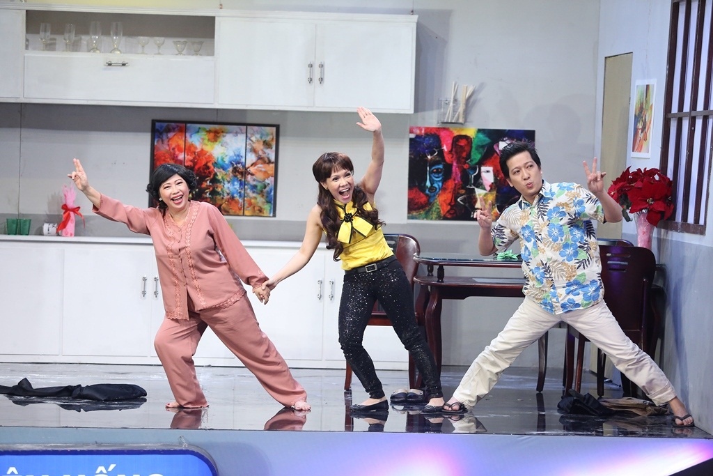 Tiểu phẩm với nhiều tình tiết gây cười nhưng đến khi Trường Giang nghẹn ngào: “Tôi sống bao nhiêu năm, chấp nhận ở nhà nấu nướng là tôi sợ gia đình có ngày tan vỡ. Bà suốt ngày đòi nhà đòi cửa, tôi đâu cần mấy thứ đó. Không phải tôi lo chuyện nhà cửa là không biết gì, tôi biết hết nhưng tôi hy sinh. Ngay sau đó, trường quay như chùng xuống vì sự diễn xuất nhập tâm của các nghệ sĩ.