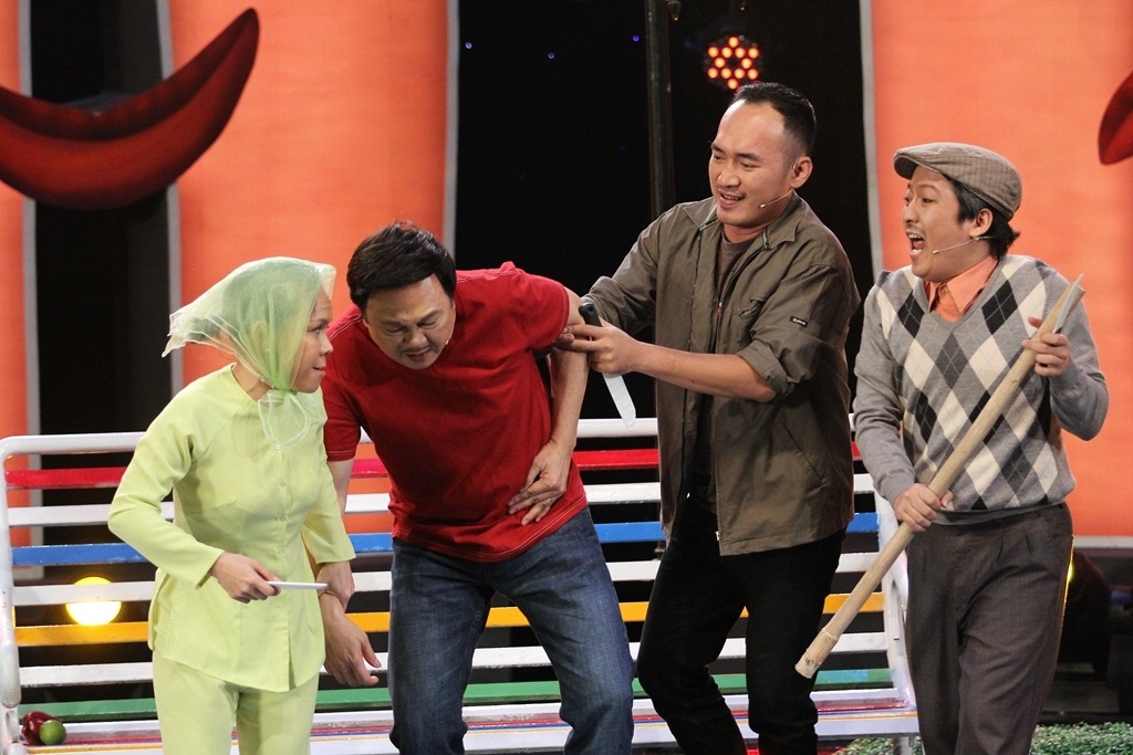 Chí Tài, Việt Hương, Trường Giang, Tiến Luật cũng đem lại nhiều tiếng cười bằng vở hài Chuyện tình không tuổi. 