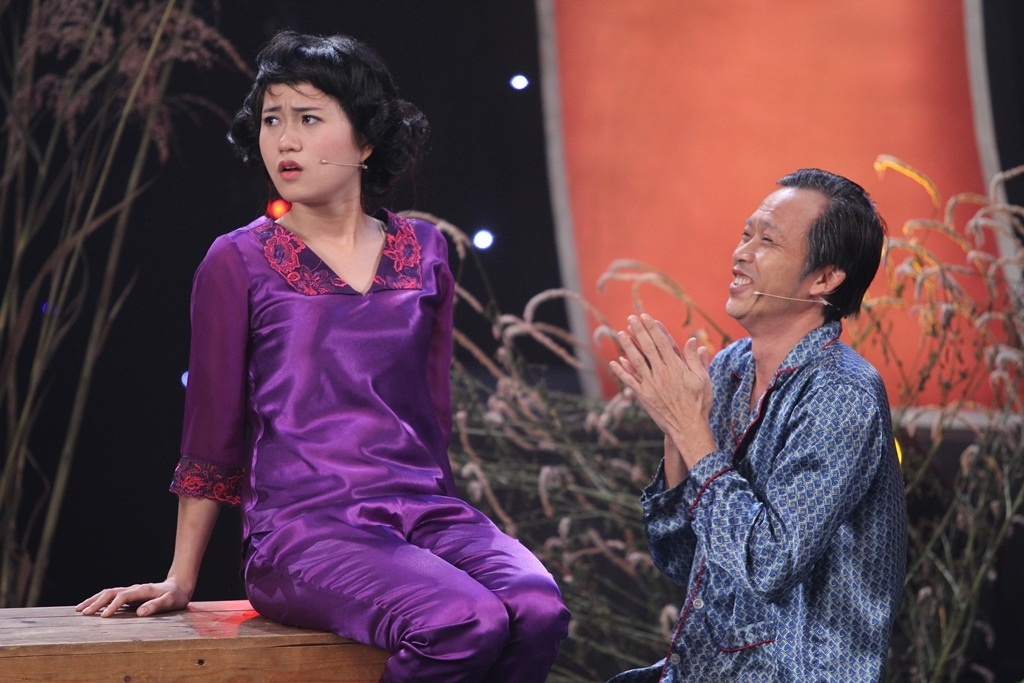 tiểu phẩm Đại gia đình do danh hài Hoài Linh, Long Đẹp Trai và nhóm diễn viên Nụ Cười Mới biểu diễn cũng làm nức lòng khán giả. 