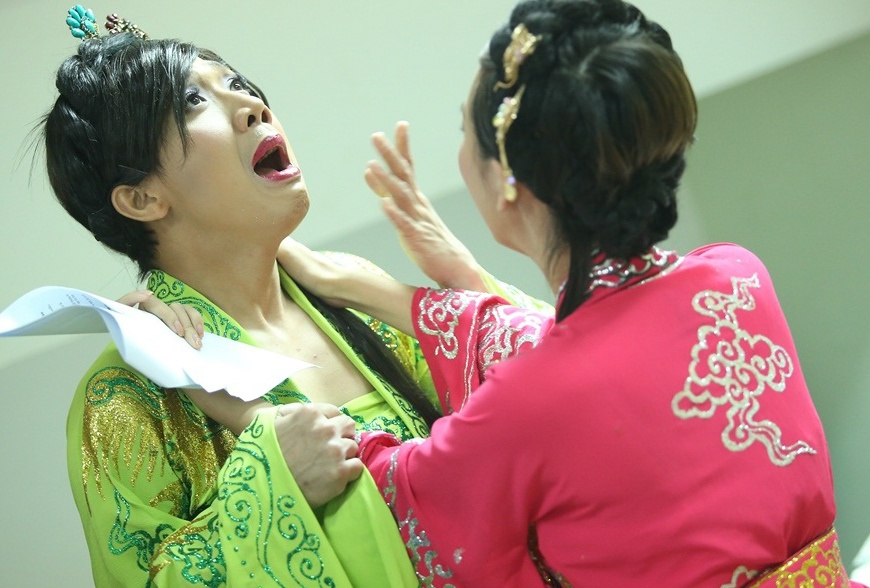 Tran Thanh gia gai me met Ngo Kien Huy hinh anh