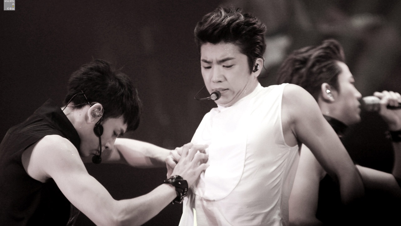 Tuy không liên quan tới vòng 3 nhưng khoảnh khắc khó đỡ này của Nichkhun và Wooyoung cũng làm fan cười nghiêng ngả.