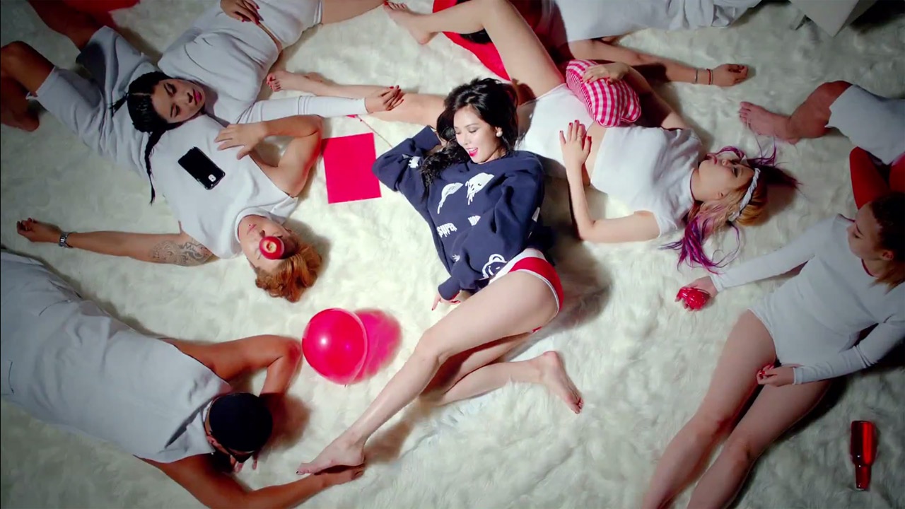 Cô nàng HyunA không ngần ngại trêu chọc vũ công nam.