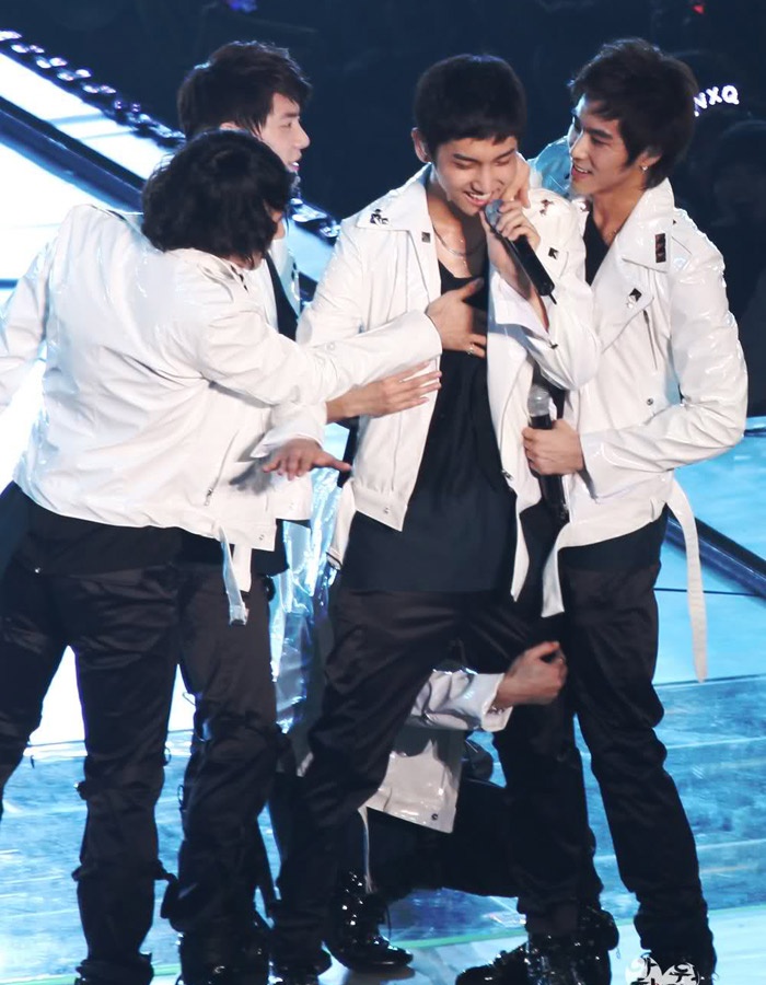 Em út Changmin đành đứng im chịu trận trước sự nghịch ngợm của các ông anh TVXQ.