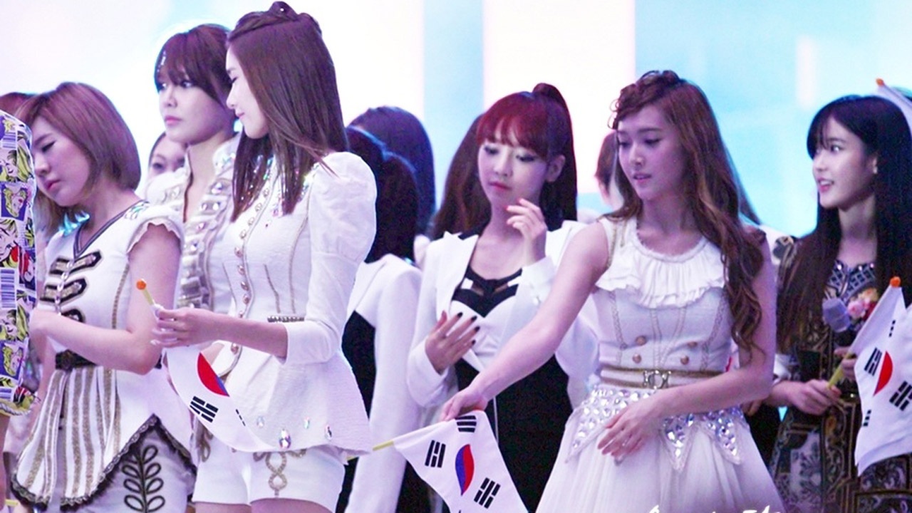 Kể cả khi đang biểu diễn trên sân khấu, các cô nàng cũng có thể xuyên tạc vũ đạo để đụng chạm bàn tọa của thành viên khác.